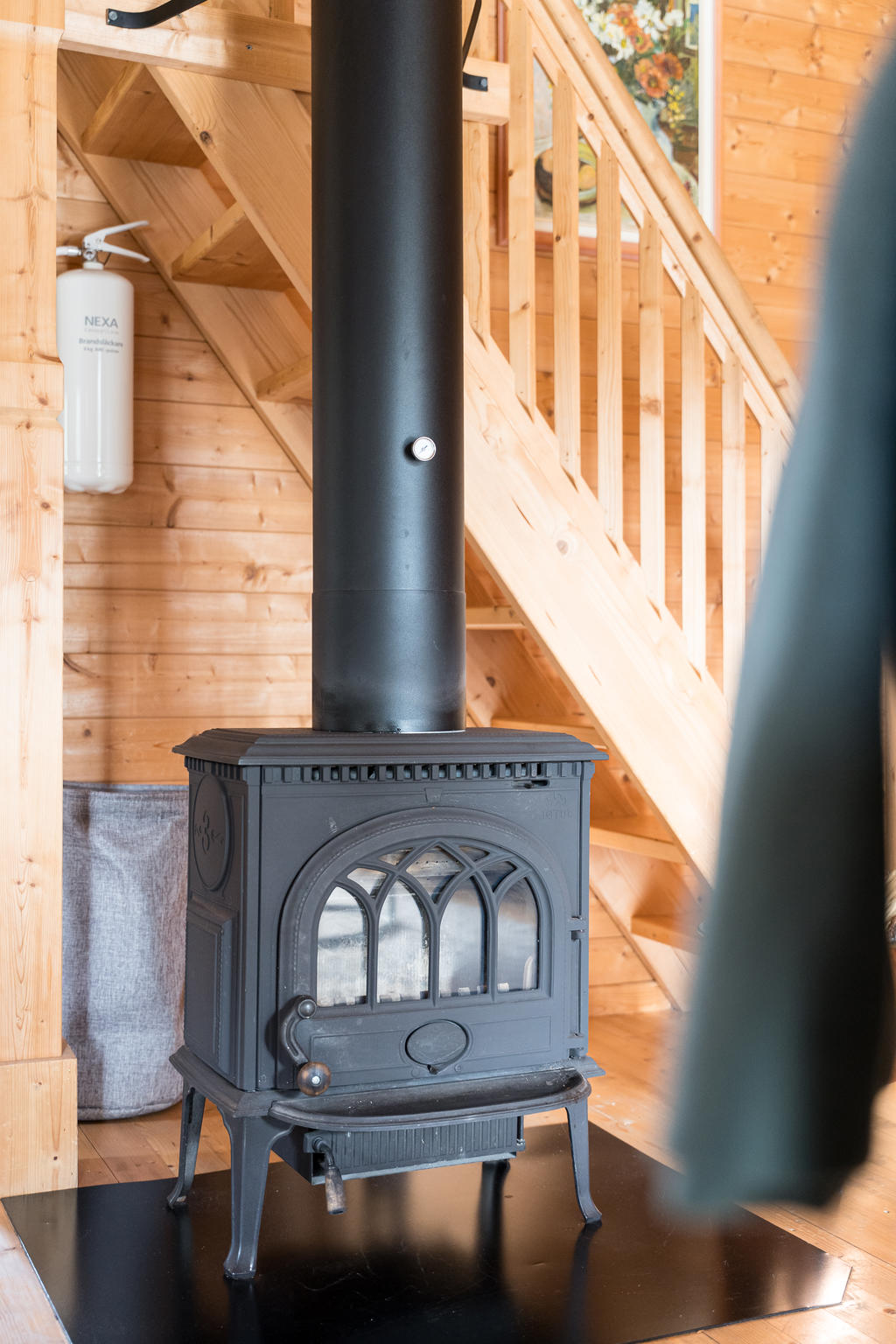 Kamin som ger gott om värme.