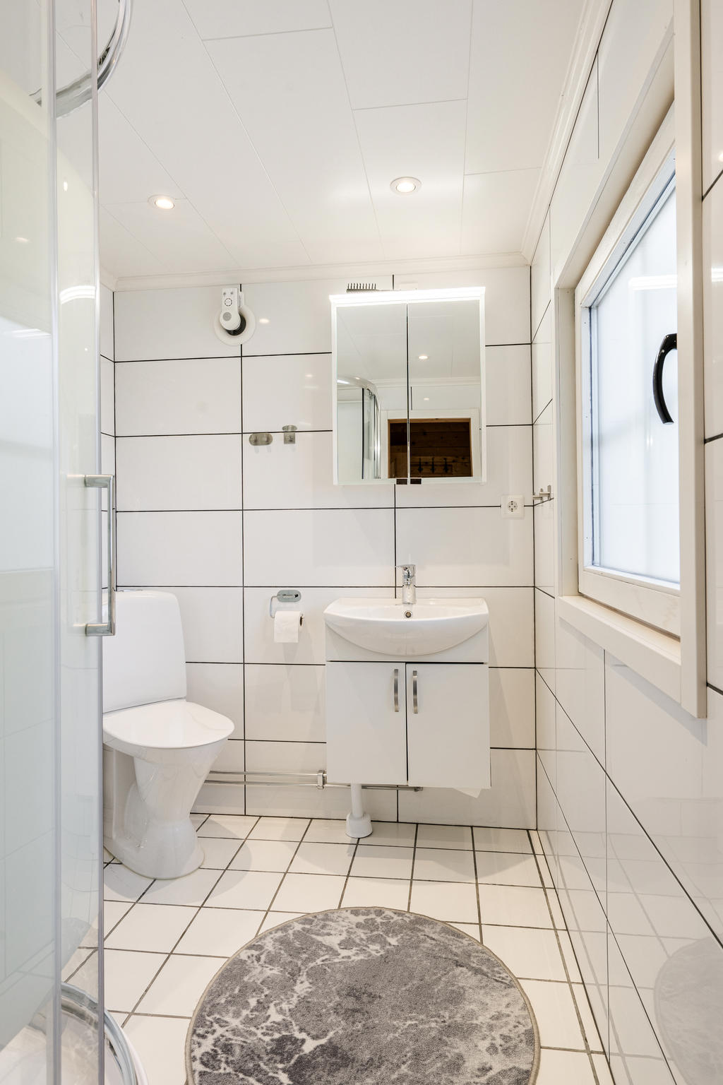 Renoverat badrum med duschkabin.