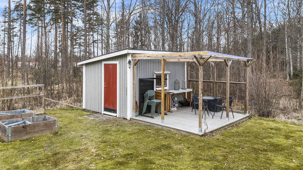 Trädgårdsförråd med trädäck
