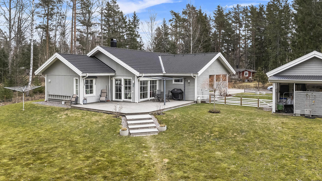 Härlig privat baksida med stor altan i soligt läge