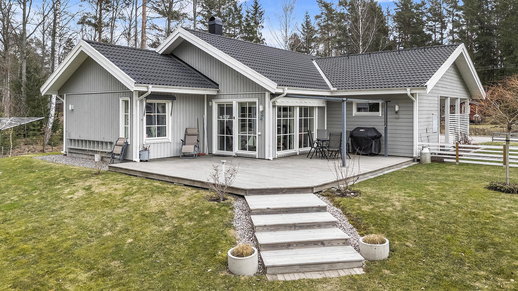 Mysig baksida med soldäck