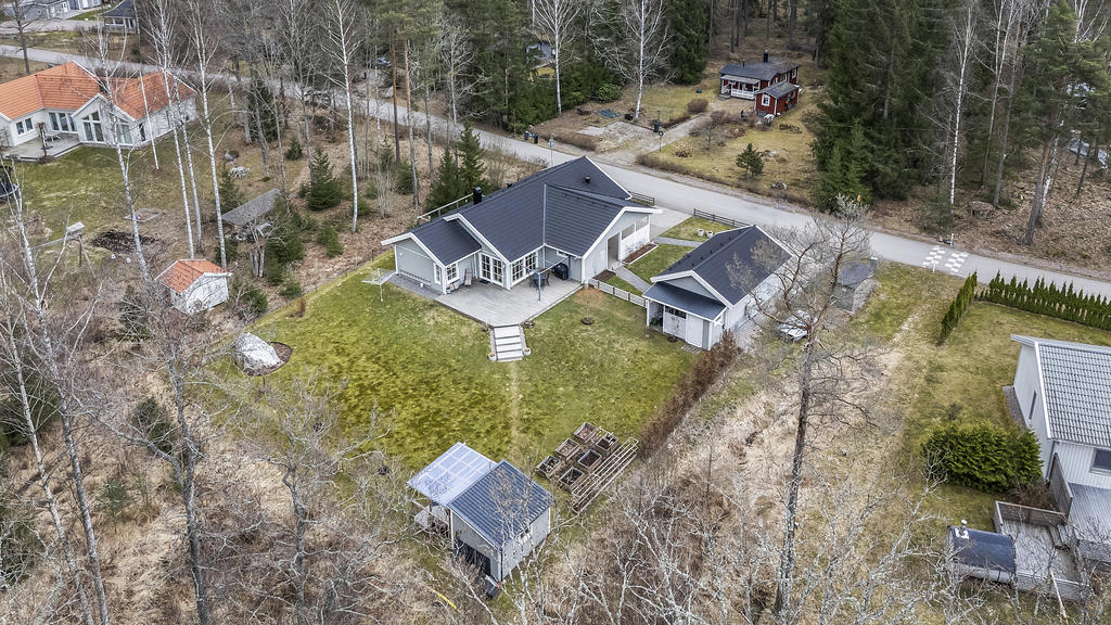 Trevligt läge med inramande tomt