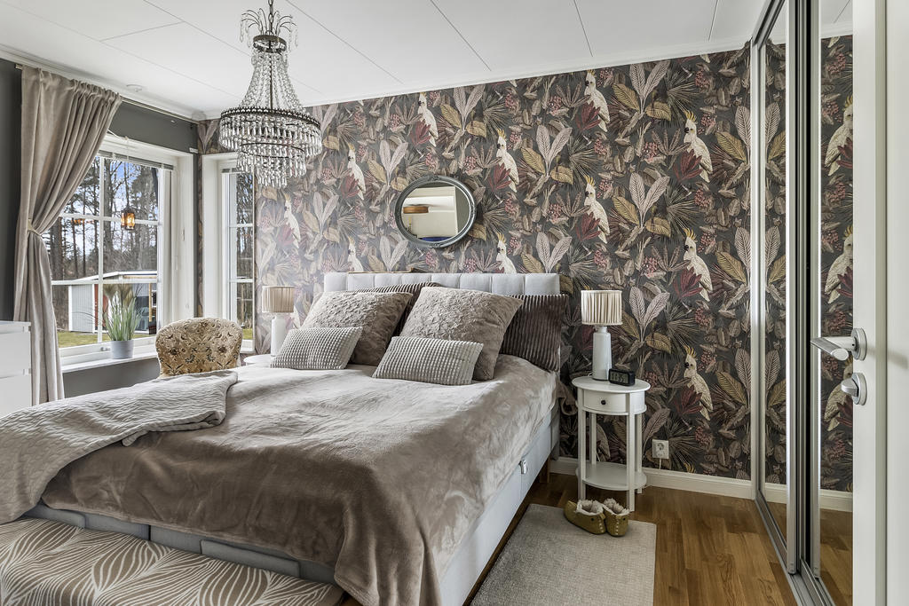 Sovrum 1 med garderober med skjutdörrar