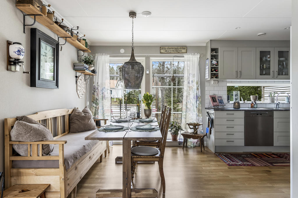 Matplats i kök med utgång till altan 