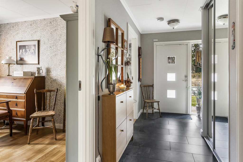 Entré med rymlig hall och gott om förvaring i skjutgarderober