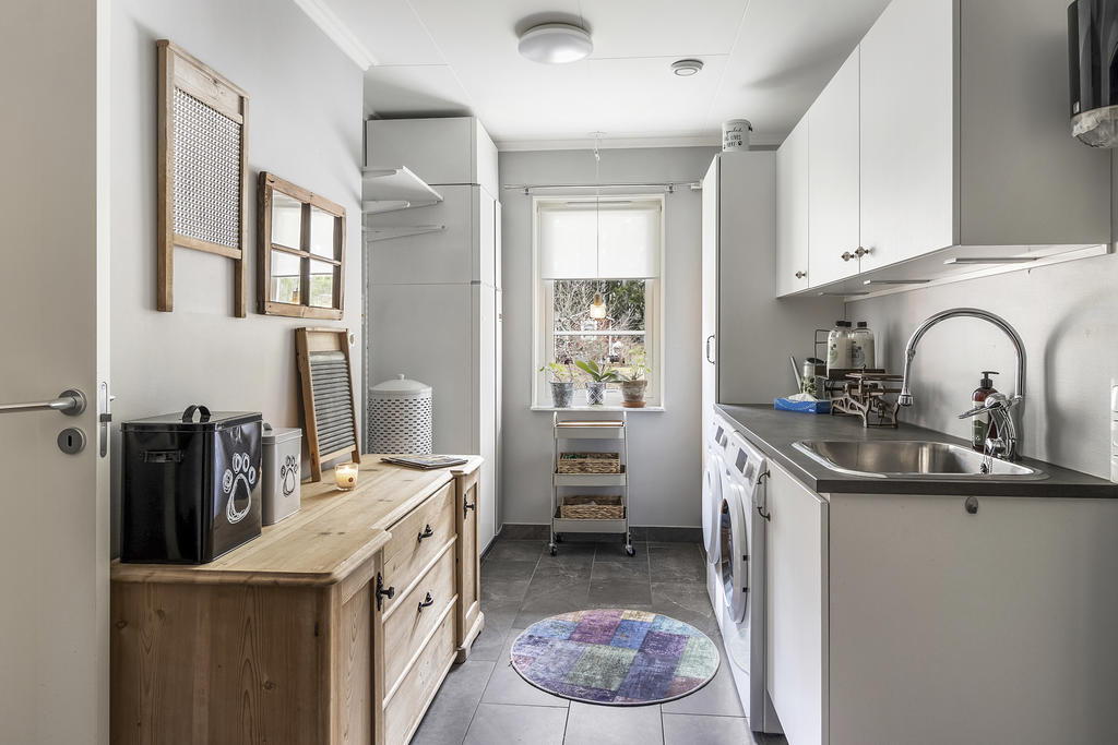 Tvättstuga med groventré från carport