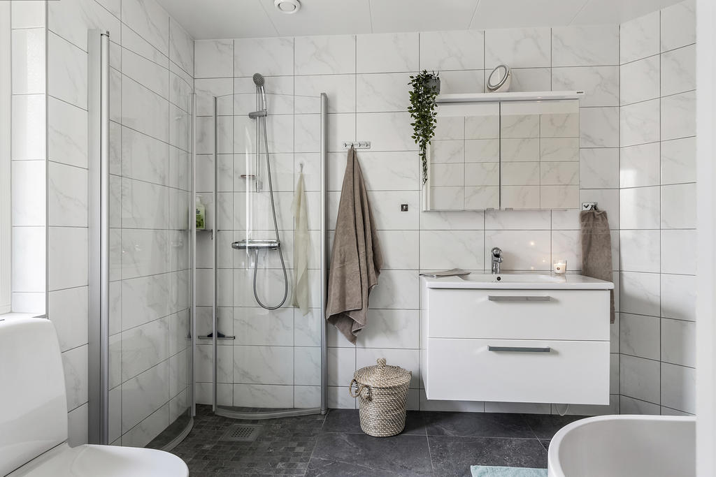 Badrum 1: Helkaklat badrum med både dusch och badkar