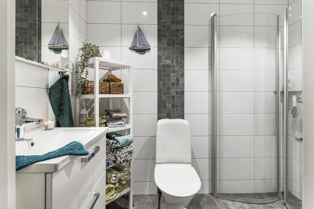 Badrum 2: Helkaklat badrum med dusch