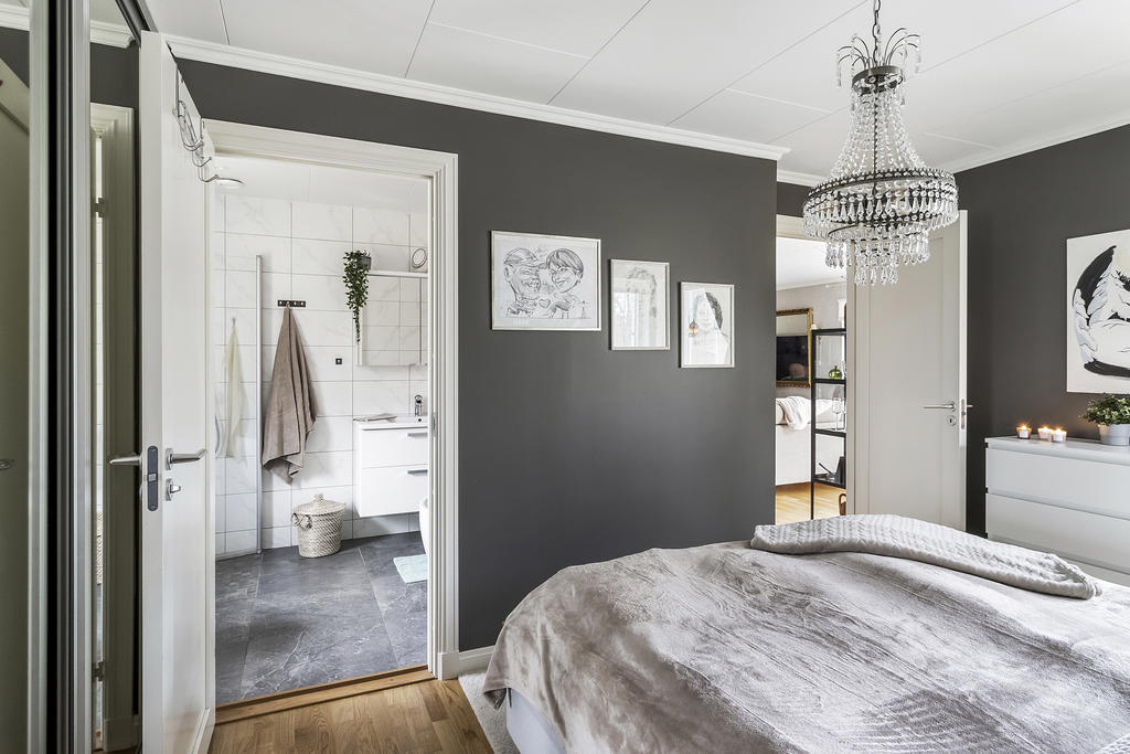 Sovrum 1 med tillgång till  badrum
