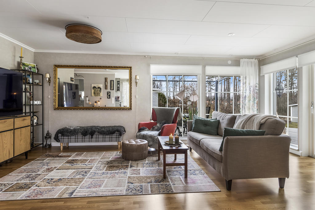 Stora fönsterpartier ger fint ljusinsläpp