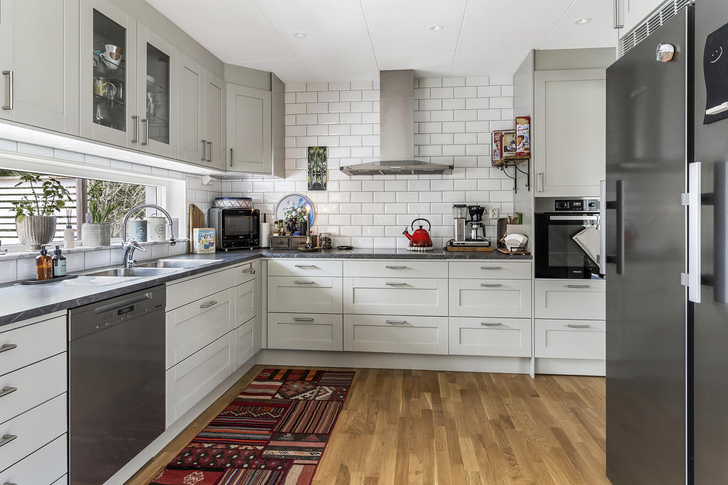 Modernt kök med gott om förvaring och bänkyta