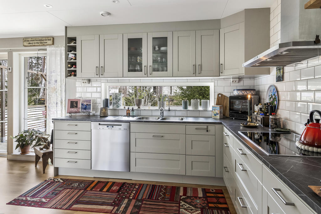 Kök med härligt ljusinsläpp från fönster