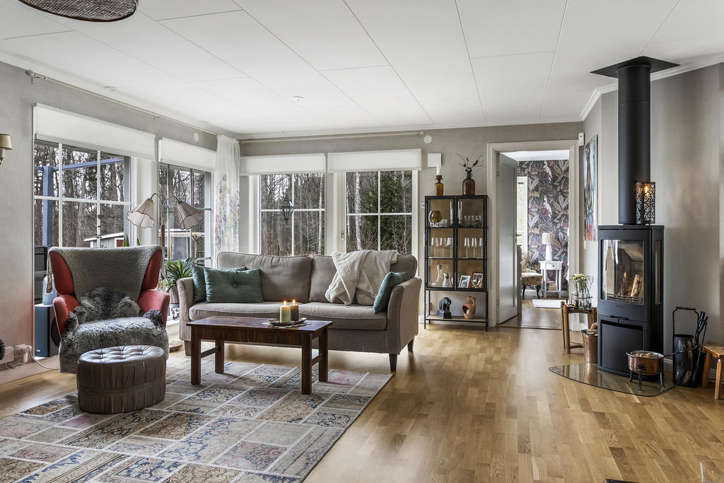 Rymligt vardagsrum med eldstad