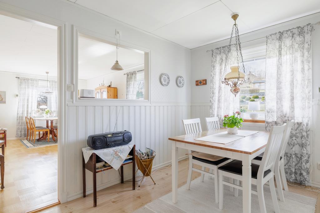Ljus matplats öppen mot kök och vardagsrum