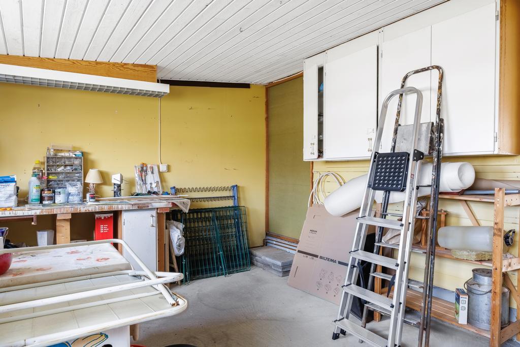 Förrådsrum innan för garage som skulle kunna delas av till ytterligare ett sovrum eller allrum om så önskas