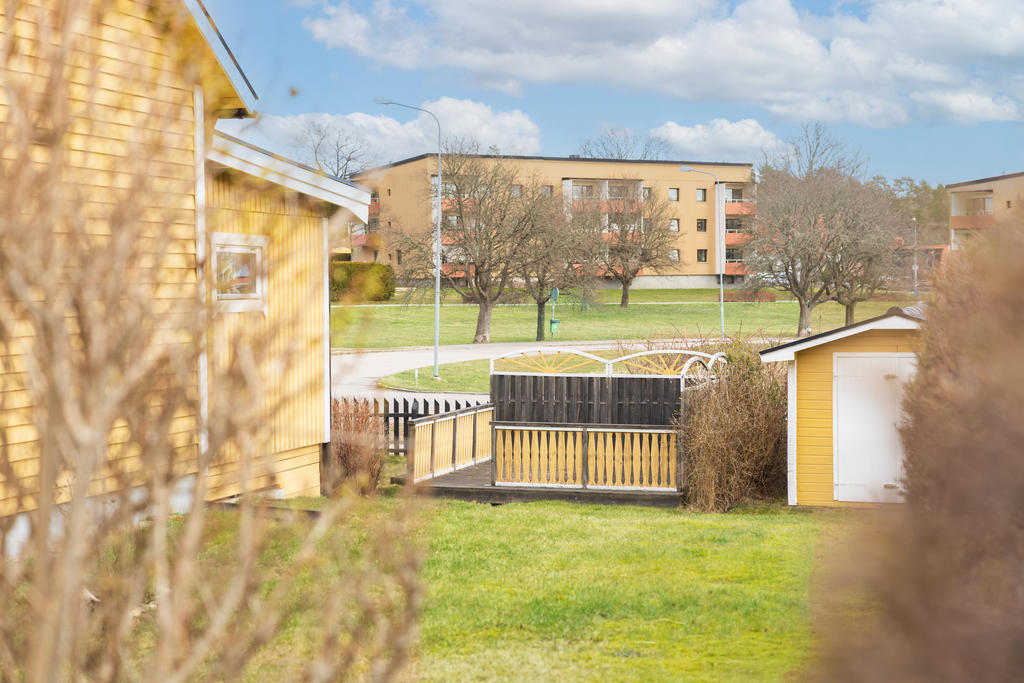 Vy förrådsbod och altan