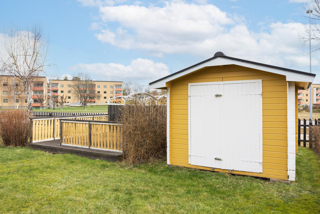 Förrådsbod och altan