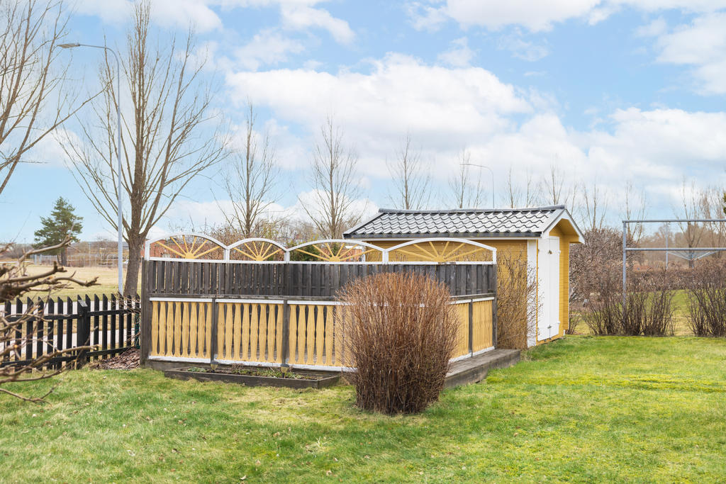 Förrådsbod och altan