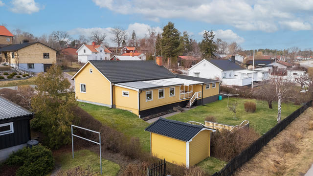 Välplanerad enplansvilla med garage, stort uterum och nytt tak!