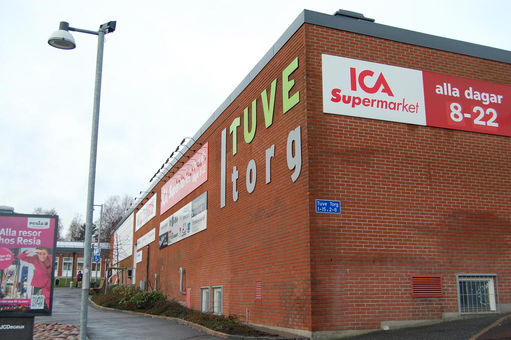 Tuve torg ligger endast en kort promenad från bostaden