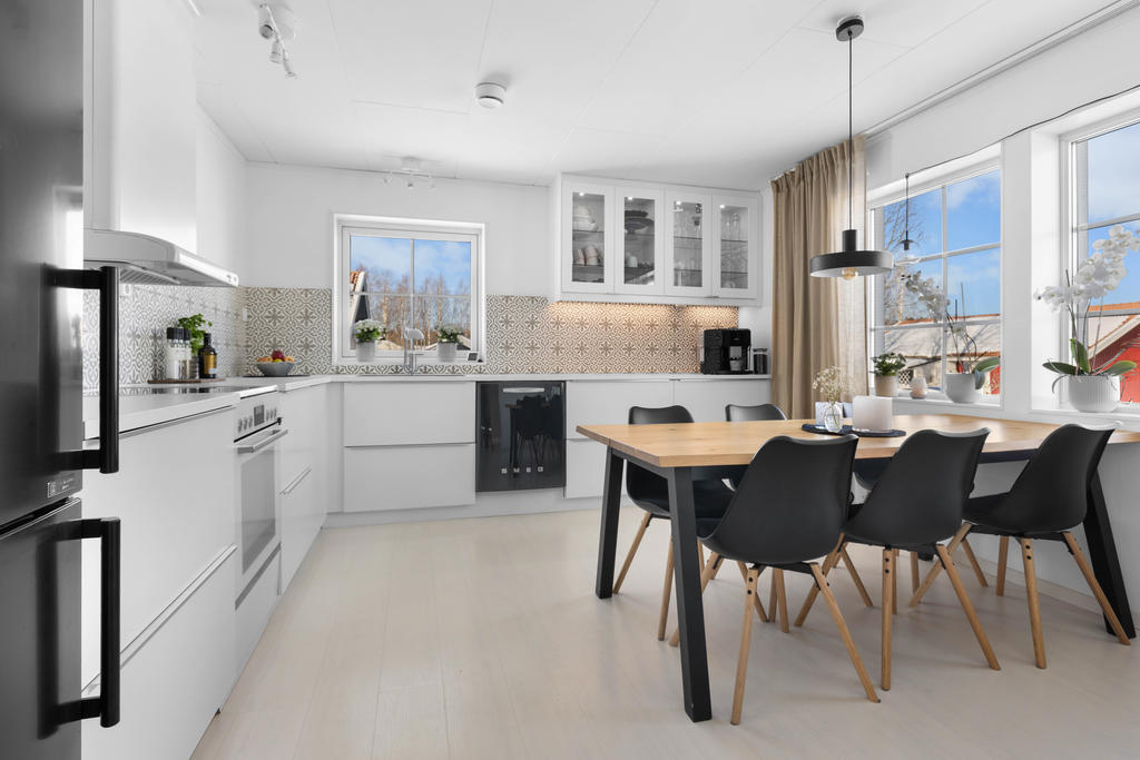 Vit stilren inredning i köket