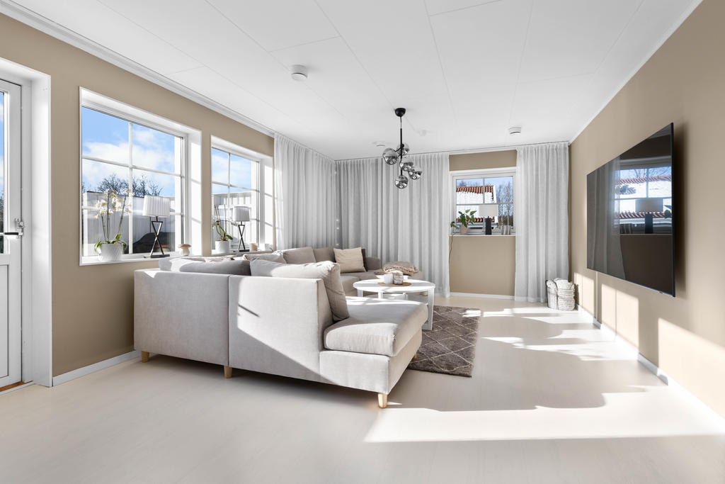 Rymligt vardagsrum med utgång till altanen