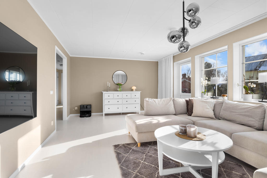 Rymligt vardagsrum med generöst ljusinsläpp