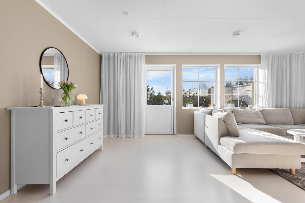 Vardagsrum med utång till altanen