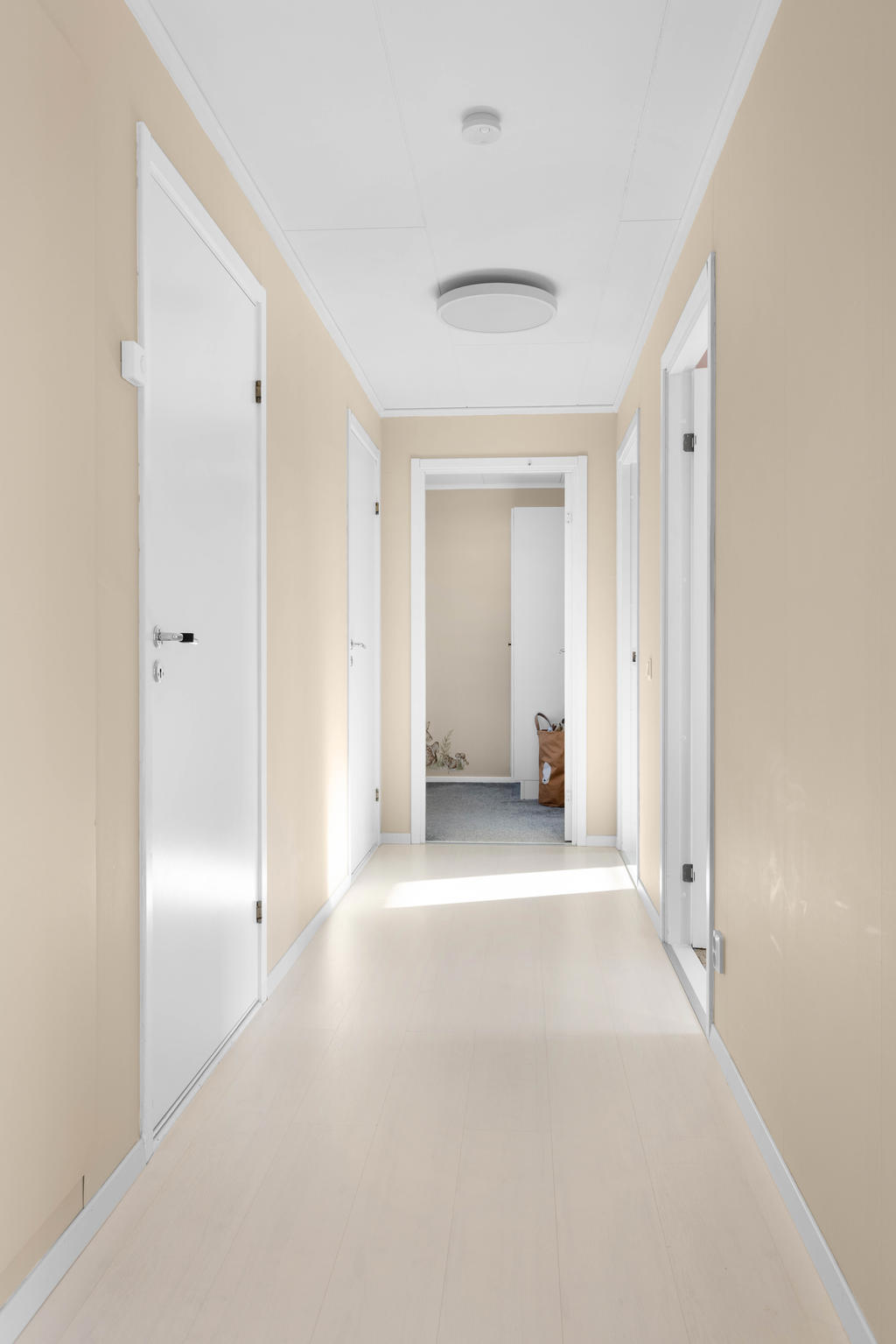 Korridor som leder till husets tre sovrum, dusch & toalettrum samt tvättstuga