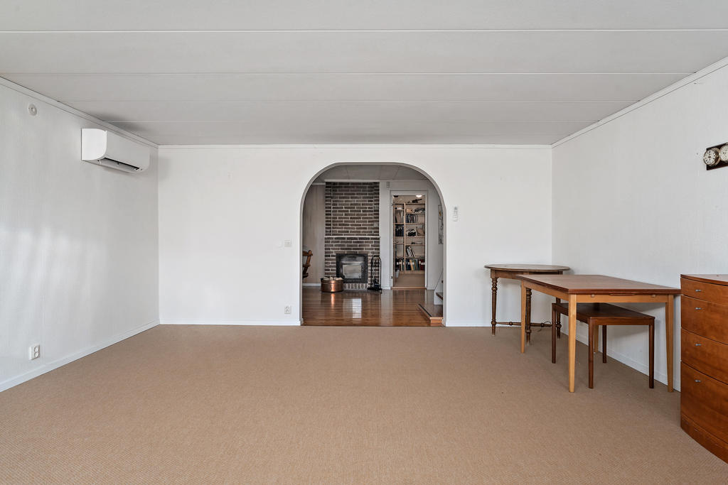 Stort allrum på nedervåningen.