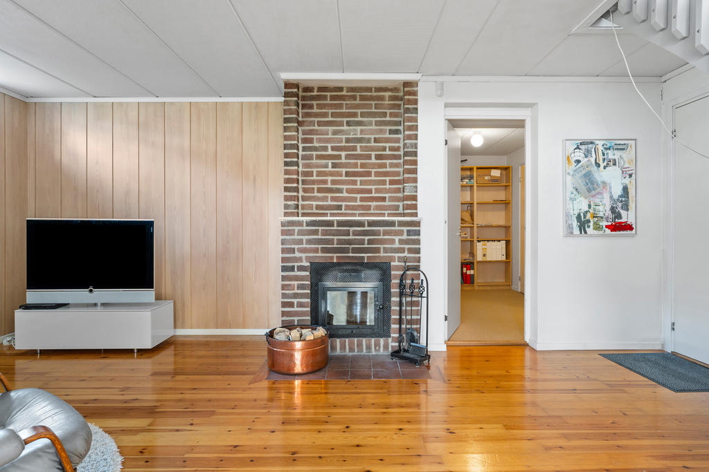 Vardagsrum på nedervåningen.