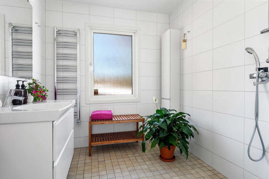 Badrum med dusch på entréplan.