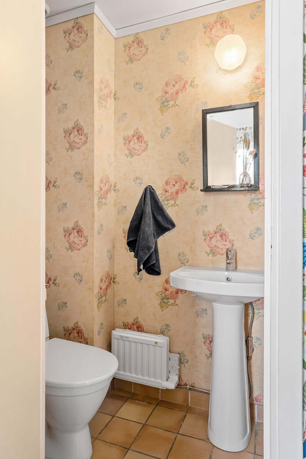 Gästtoalett vid entrén.