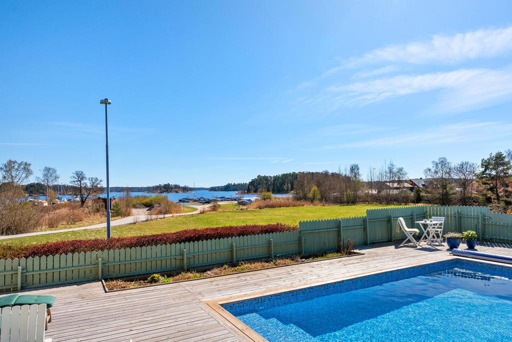 Terrass med utsikt över vattnet