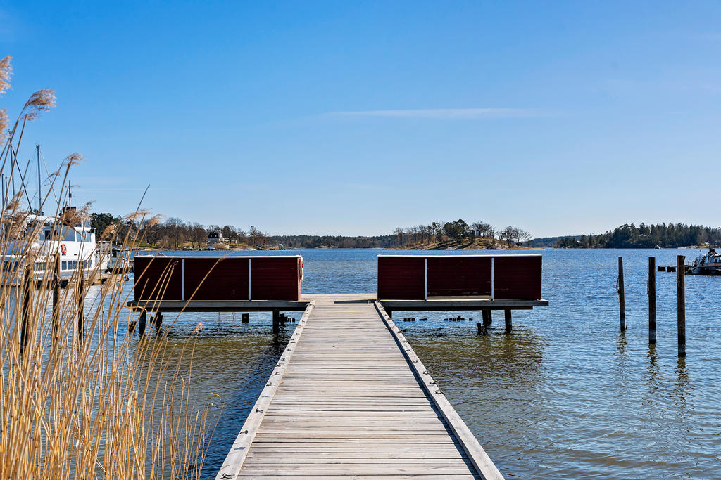 Badhusbryggan ett par hundra meter från huset.