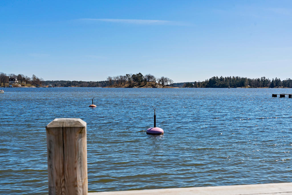 Badbryggan ett par hundra meter från huset.