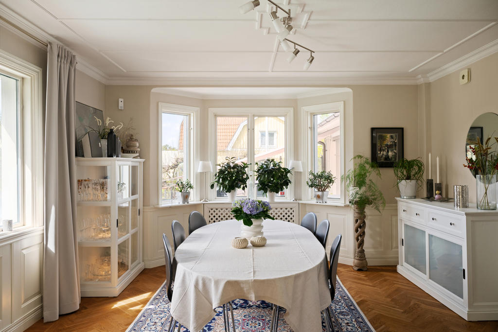 Samla familj och vänner i den vackra matsalen där den tidlösa fiskbensparketten, den öppna spisen och ljuset som flödar in från flera väderstreck skapar en varm och inbjudande atmosfär. Här blir varje middag och varje stund tillsammans något alldeles extra.