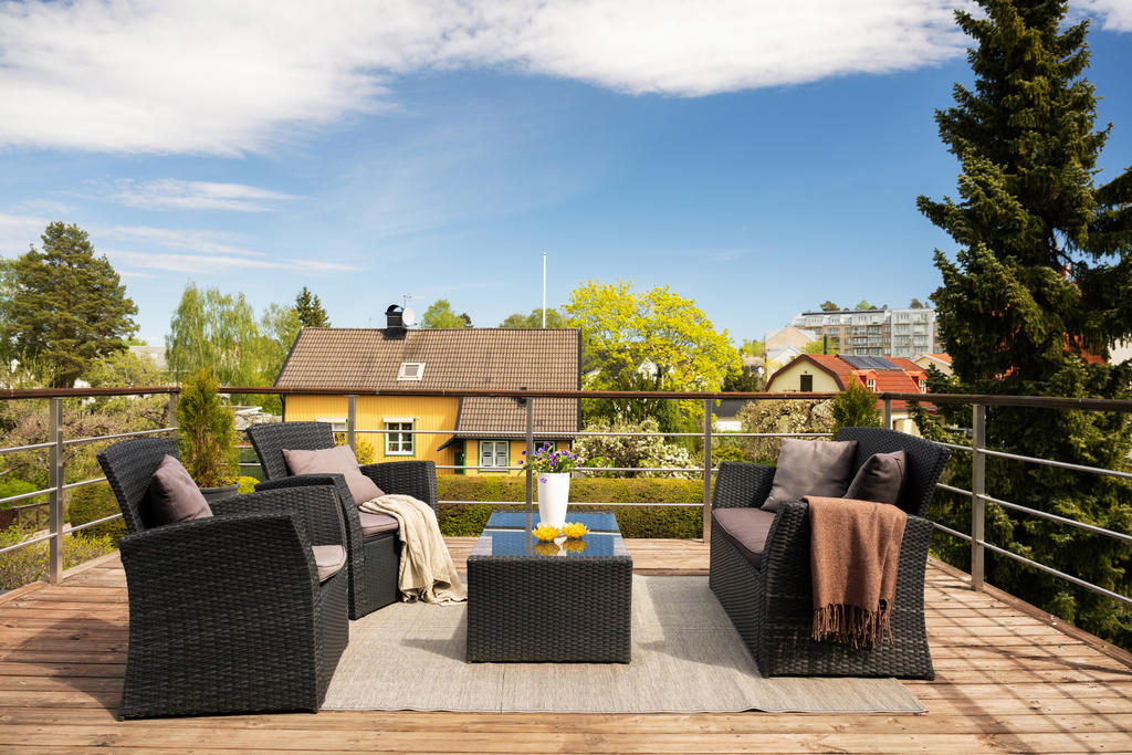Stor takterrass på övre plan med gott om plats för loungemöbler. Här kan ni njuta av solen, lugnet och den grönskande omgivningen i en privat och avkopplande miljö.