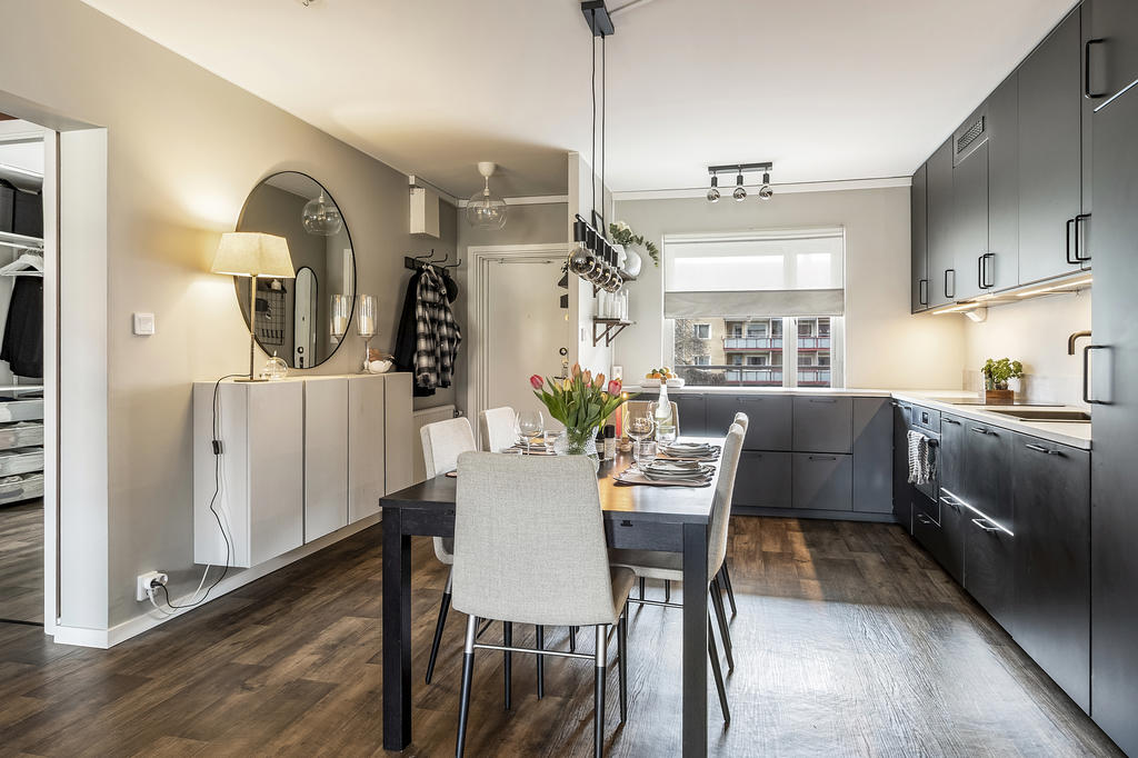 Välkomnande hall intill stilfullt kök