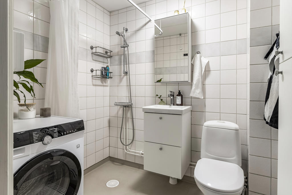 Badrum med dusch och tvättmaskin