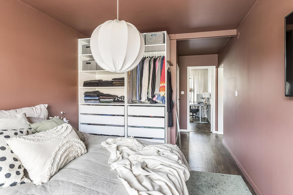 Sovrum med garderober