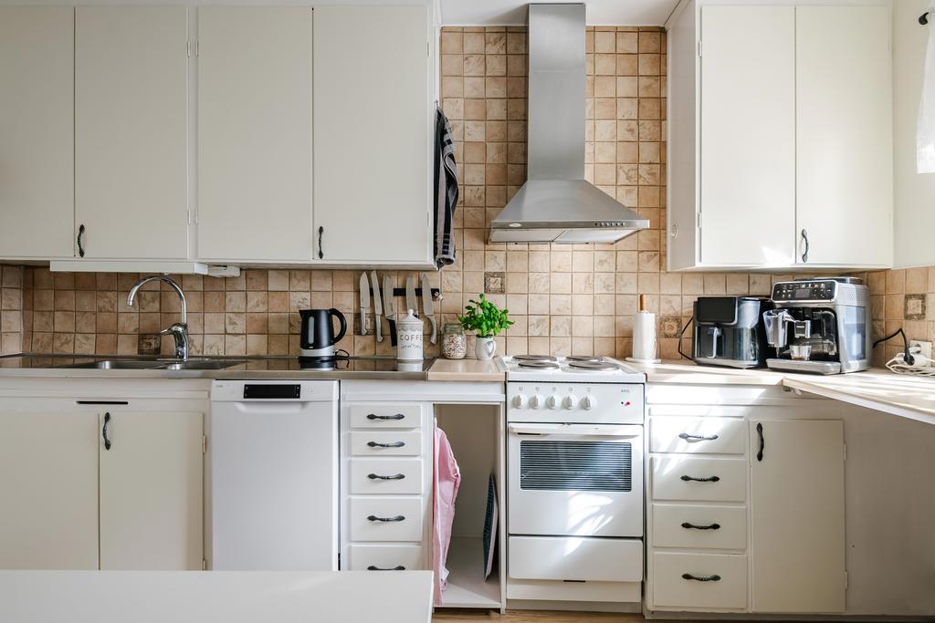 Stort och rymligt kök med gott om både förvaring och bänkyta. 