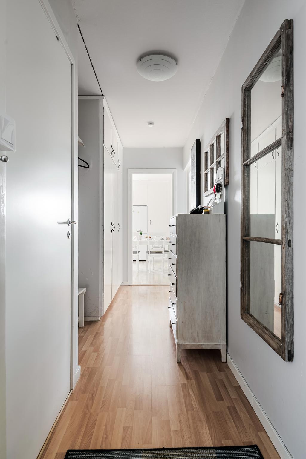 Större hall med gott om förvaring. 