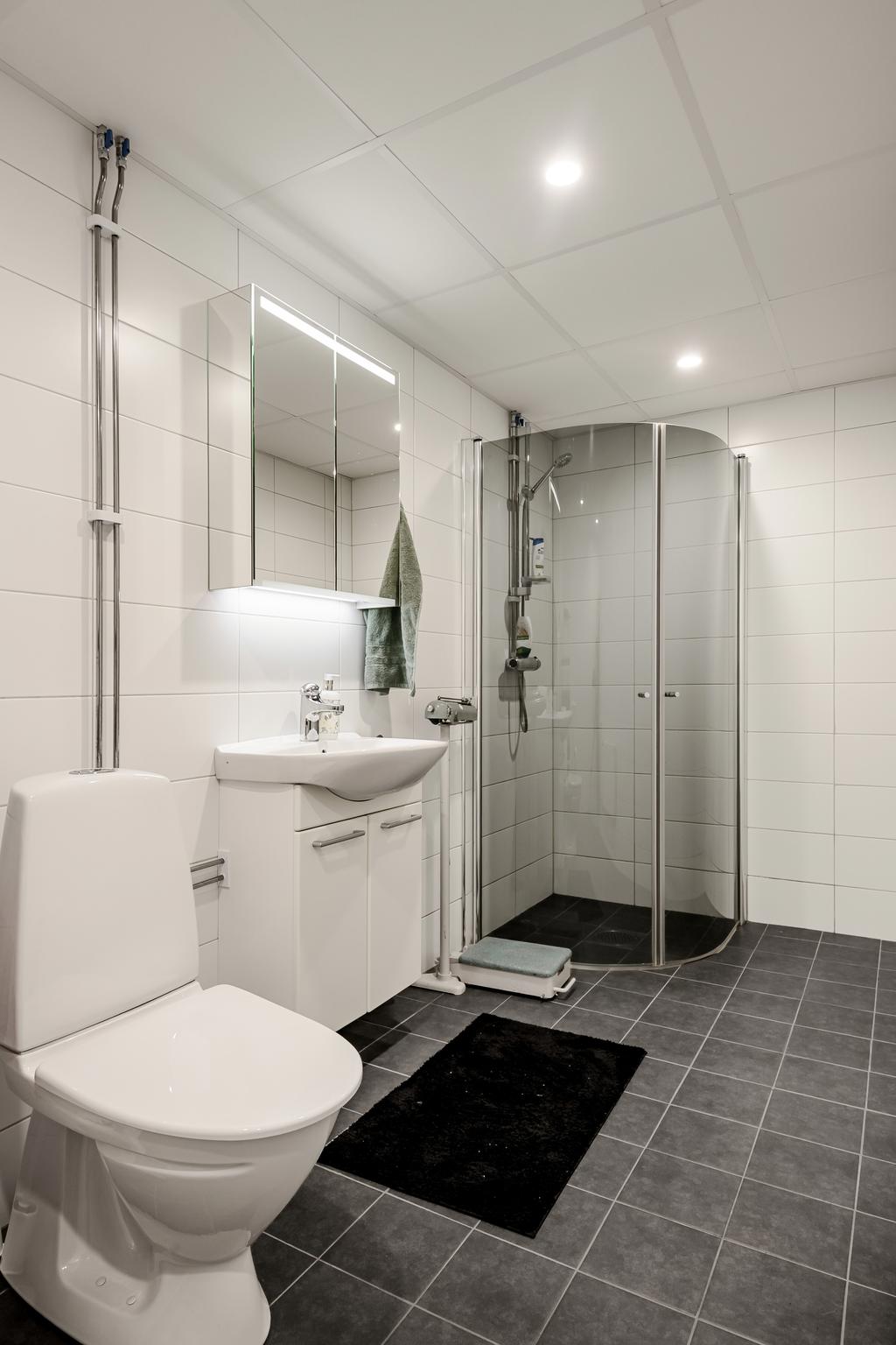 Stort och fräscht badrum i kakel och klinker. 