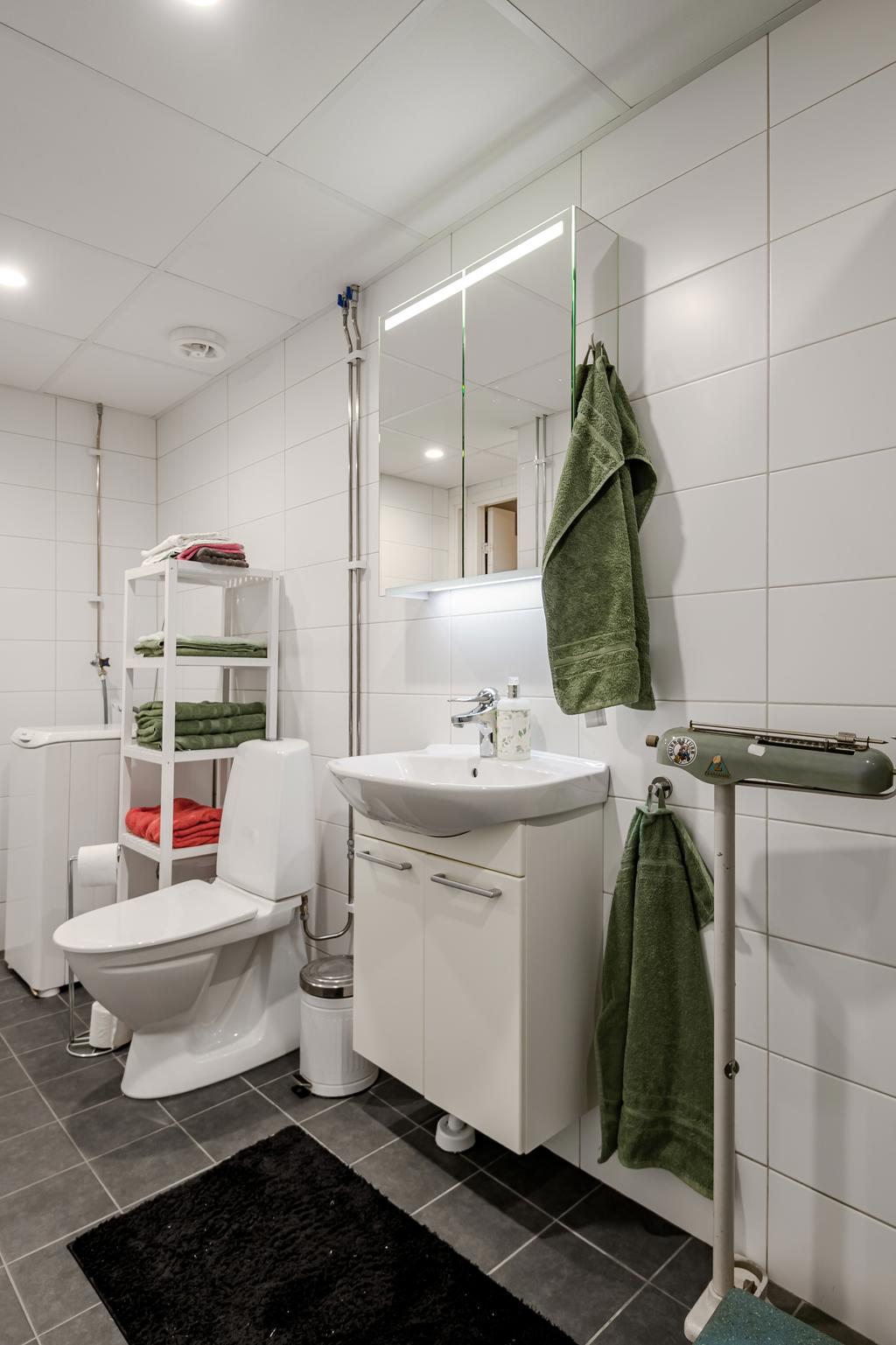 Stort badrum med mycket plats för förvaring samt egen tvättmaskin - lyxigt!