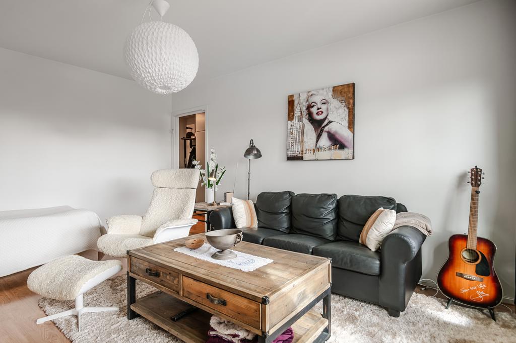 Här får du plats med både säng och soffa. 