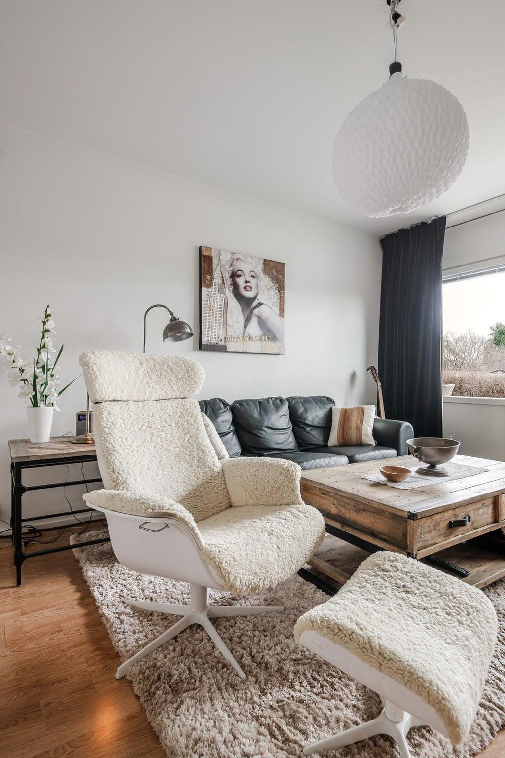 Vardagsrum med utgång till den stora altanen. 