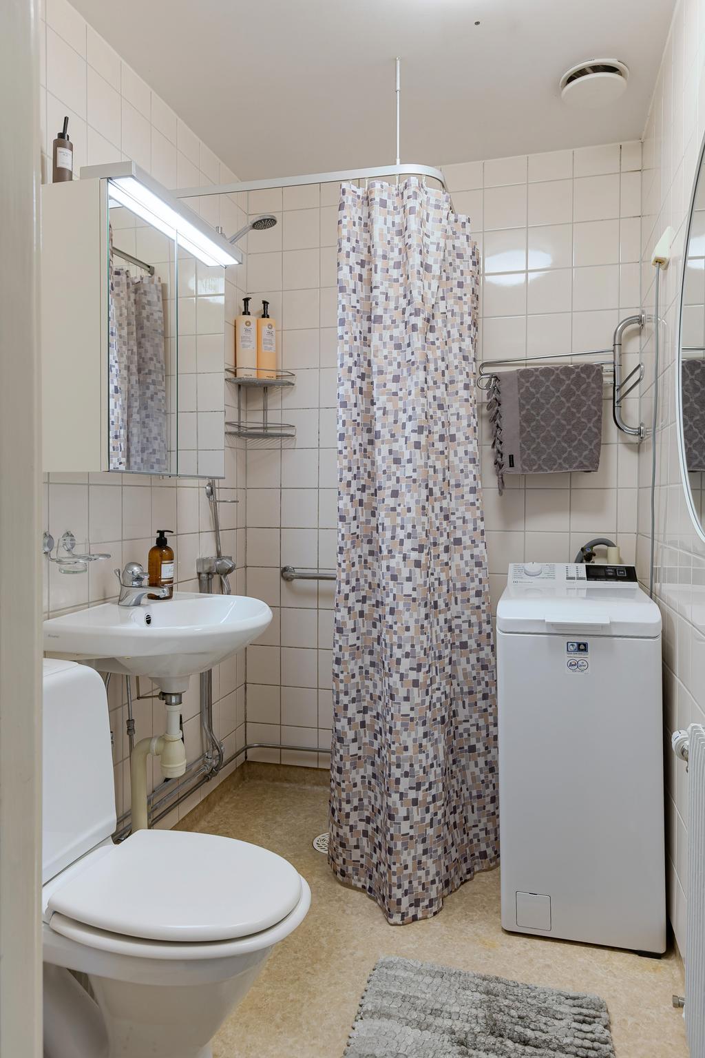 Badrum med tvättmaskin 