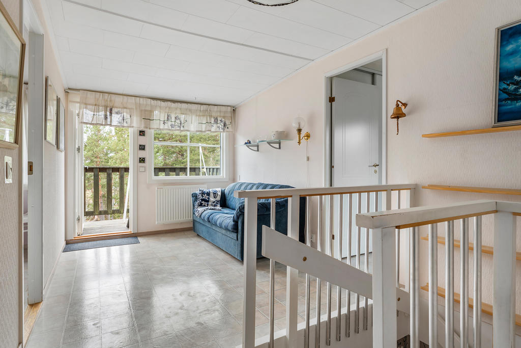 Övre plan erbjuder ett extra allrum med balkong