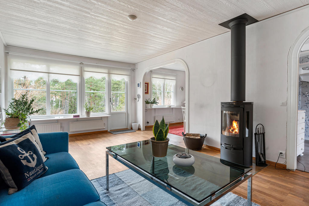 Stora fönsterpartier mot den ogenerade trädgårdstomten